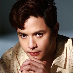 奧爾登·里查茲 飾演 Ethan Del Rosario