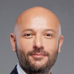 Tolga Tekin 飾演 Cemal