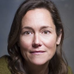 Lucy Liemann 飾演 Joanna Buckley