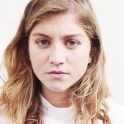 Charlotte De Bruyne 飾演 Eva