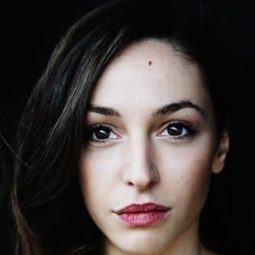 Lucie Aron 飾演 Elodie Zadikan