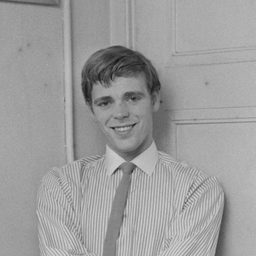 Christopher Gable 飾演 Tony