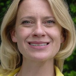 Caroline Peters 飾演 Frau Morian