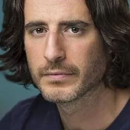 Jonathan Roumie 飾演 Neil