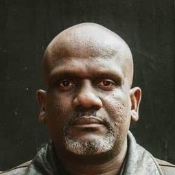 菲利浦·盧斯瓦塔 - 逐夢棋緣演員 飾演Minister Aloysius Kyazze