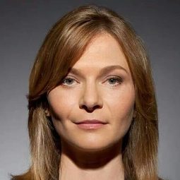 黎安娜·瓦爾斯曼 飾演 Self - Narrator (voice)