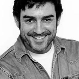 Miguel Ortiz 飾演 Domínguez