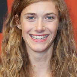 Miriam Stein 飾演 Martina