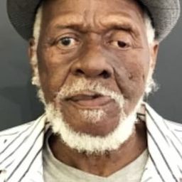 Chris April 飾演 Captain