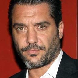 Maxi Ghione 飾演 Police Commissioner Funes