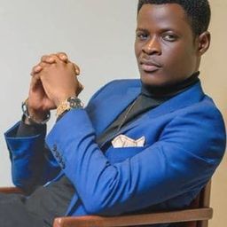 托米瓦·泰比 飾演 Friend