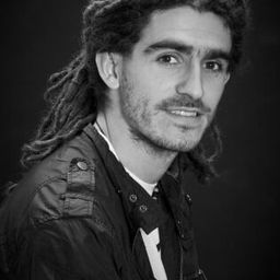 Manuel Lozano 飾演 Lucas