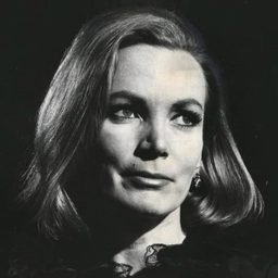 Delphi Lawrence 飾演 Yvonne Dubar