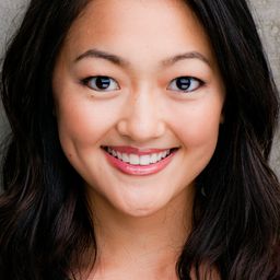 Amy Okuda 飾演 Captive Girl 1