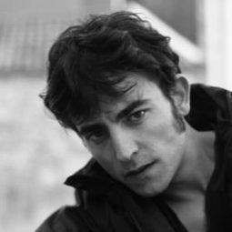 Alberto Rolán - 瑪麗閒事演員 飾演