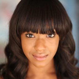 Toi'ya Leatherwood 飾演 Choir Singer