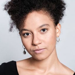 Sylwia Achu 飾演 Teacher