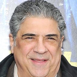 文森·帕斯托 - 女人技巧演員 飾演Harry