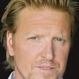 傑克·布西 - 火花演員 飾演Sledge