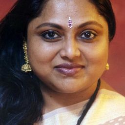 Saritha 飾演 Julie Ganapathi