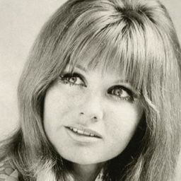 Jennie Linden 飾演 Angela