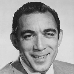 安東尼·昆 飾演 Tiburon 'Tibey' Mendez