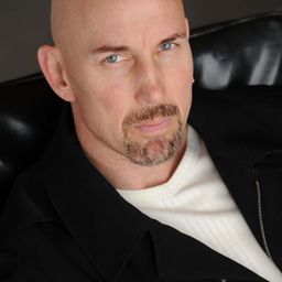 Brian Eric Johnson 飾演 Tom McCoy