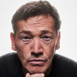 Sid Owen 飾演 Young Ned