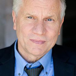 Dougald Park 飾演 God