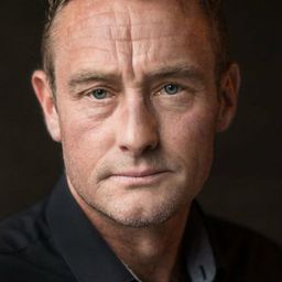 Paul Roe 飾演 Blake