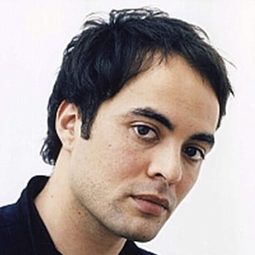 尼古萊·金斯基 飾演 Duncan Coburn