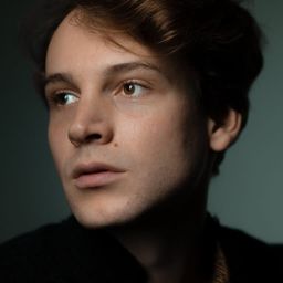 Leonard Scheicher 飾演 Theo Lemke