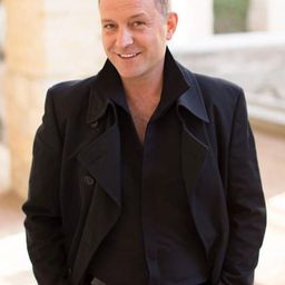 Björn Casapietra 飾演 Leo