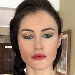 Amanda Shepherd 飾演 Emily