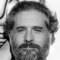 Philip Schurer 飾演 Director Banque Credite Mondiale