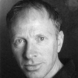 Mick Rose 飾演 Linton Nicholas