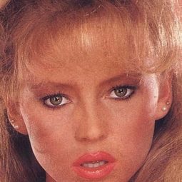 Barbii 飾演 Suzanne