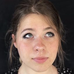 Karolina Mruha 飾演 