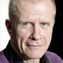 Axel Wandtke 飾演 Hotel Receptionist