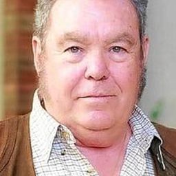 佩波·奧利瓦 飾演 Manolo