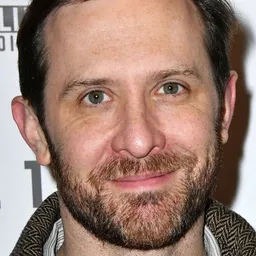 提姆・唐尼 英格蘭演員 - 孤星淚演員 飾演Brevet