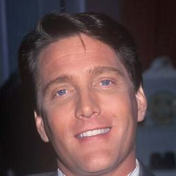 Scott Thompson Baker 飾演 Bob Hewitt