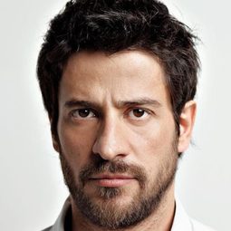 艾歷克斯吉奧古利斯 飾演 Peter