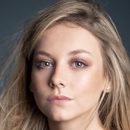 伊絲特·伊克斯波席多 - 父仇心切演員 飾演Andrea