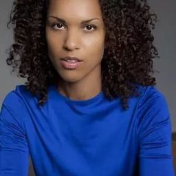 阿夏芭·瓦爾頓 飾演 Corinna