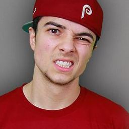 Mikey Bolts 飾演 Ozzy