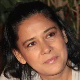 Lydia Kandou 飾演 Eva Santoso