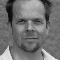 Daniel Larsson 飾演 Auto-Dennis