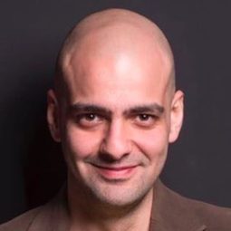 Bartu Küçükçağlayan 飾演 Kenan