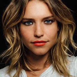 Jess Varley 飾演 Young Woman